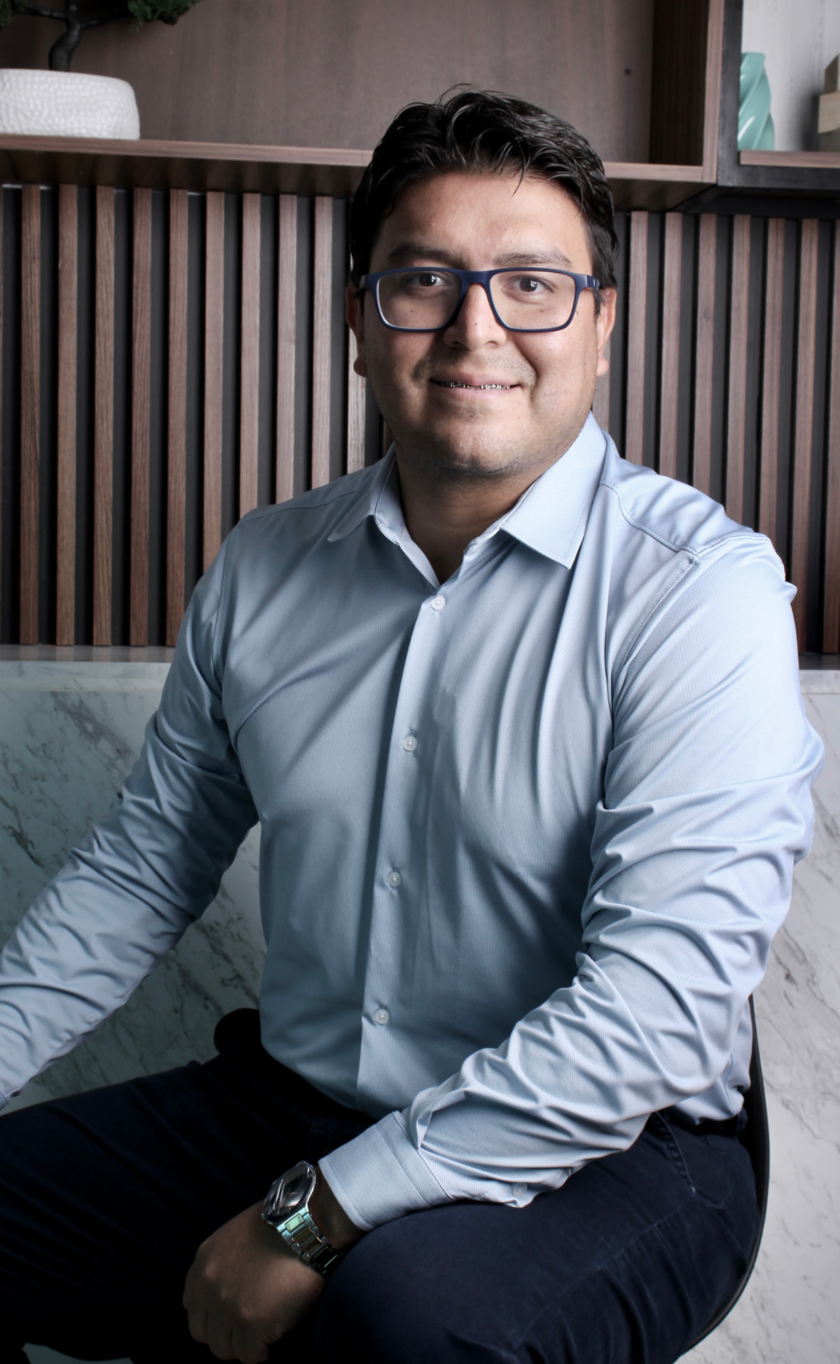 Dr. Juan Alberto Dávila, retrato profesional en consultorio