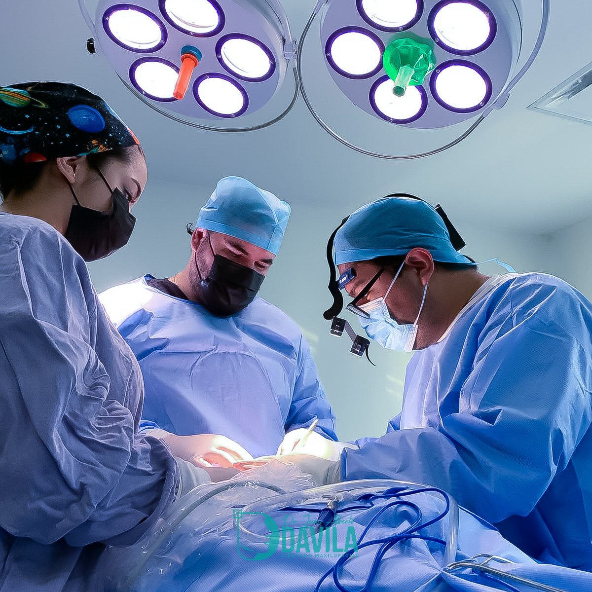 Equipo quirúrgico Face X Surgery en el quirófano