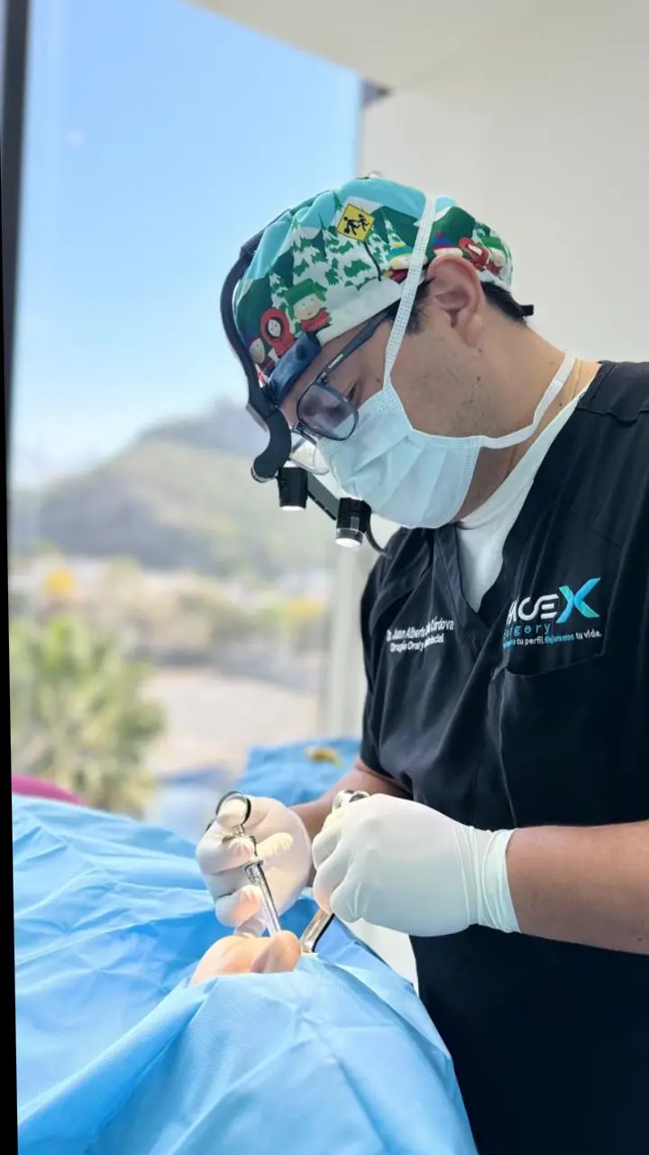 Dr. Juan Alberto Dávila en cirugía oral y maxilofacial