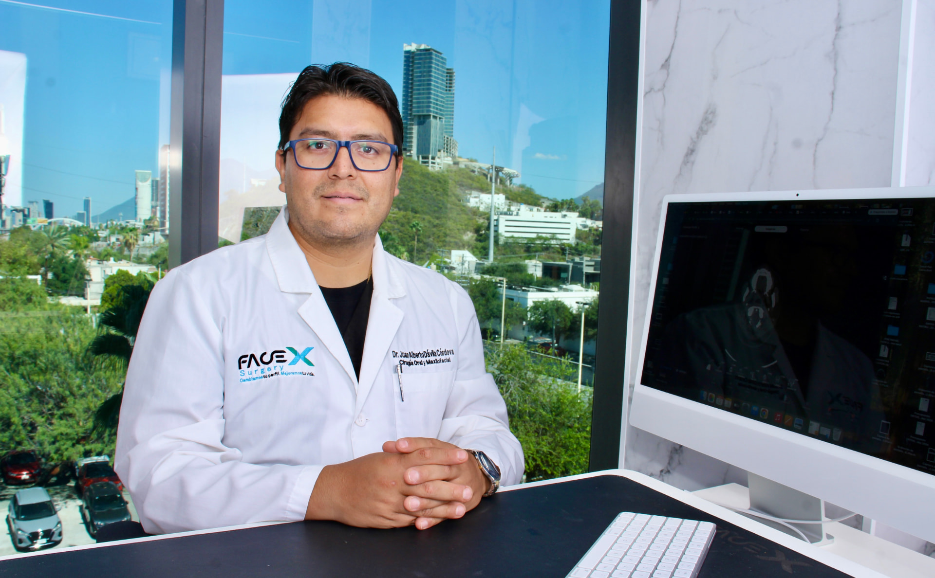 Dr. Juan Alberto Dávila en su consultorio de Face X Surgery en Monterrey